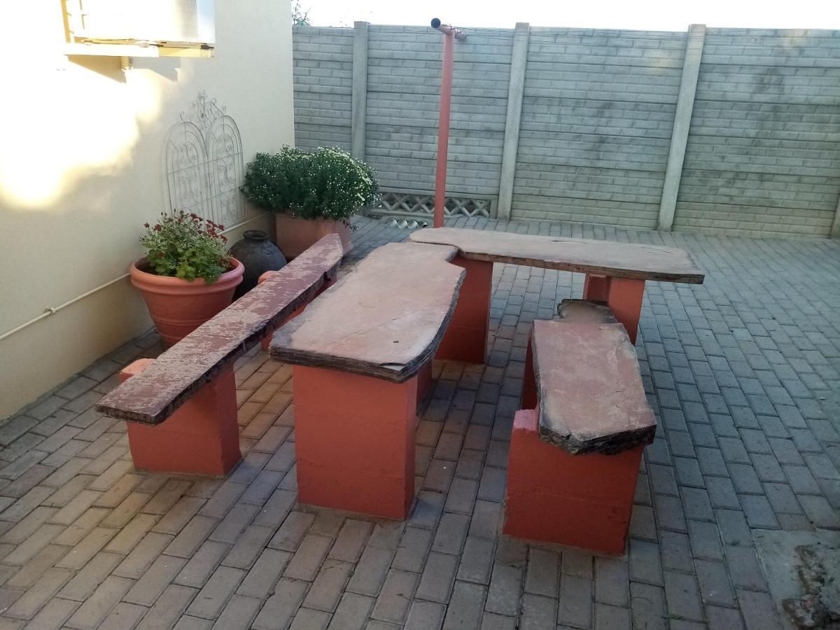 Larochelle Guesthouse Keetmanshoop Bagian luar foto