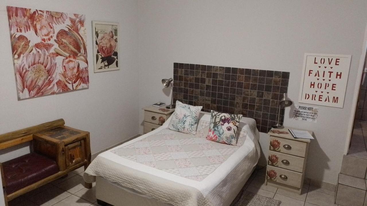 Larochelle Guesthouse Keetmanshoop Ruang foto