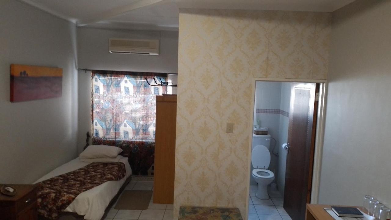 Larochelle Guesthouse Keetmanshoop Ruang foto