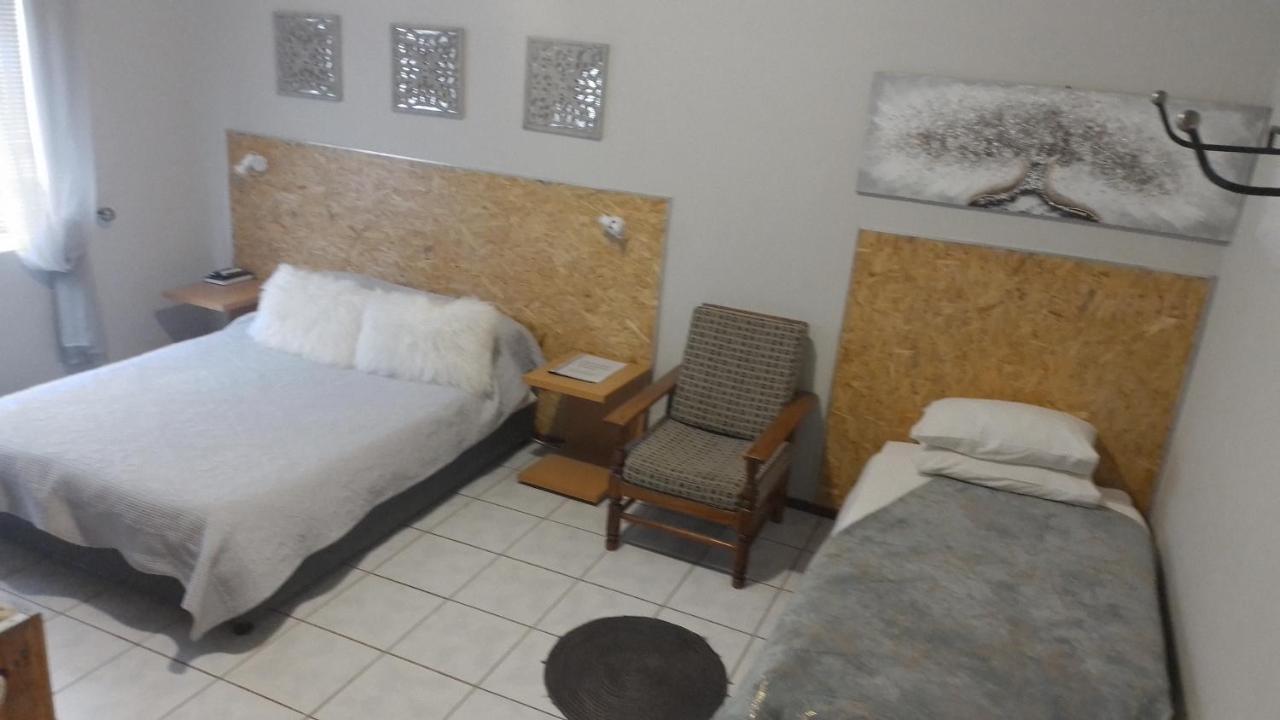 Larochelle Guesthouse Keetmanshoop Ruang foto