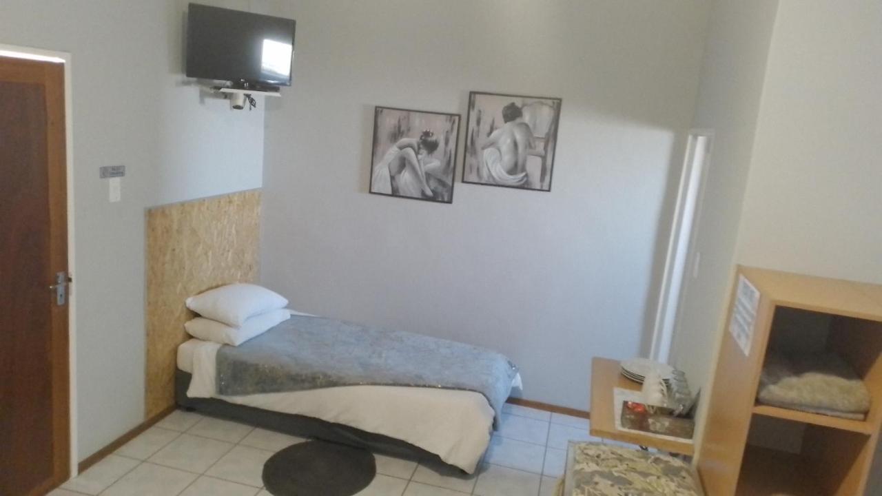 Larochelle Guesthouse Keetmanshoop Ruang foto